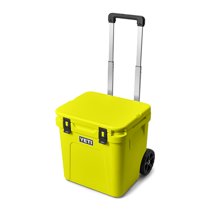 YETI Roadie® 48 koeler op wielen Firefly Yellow